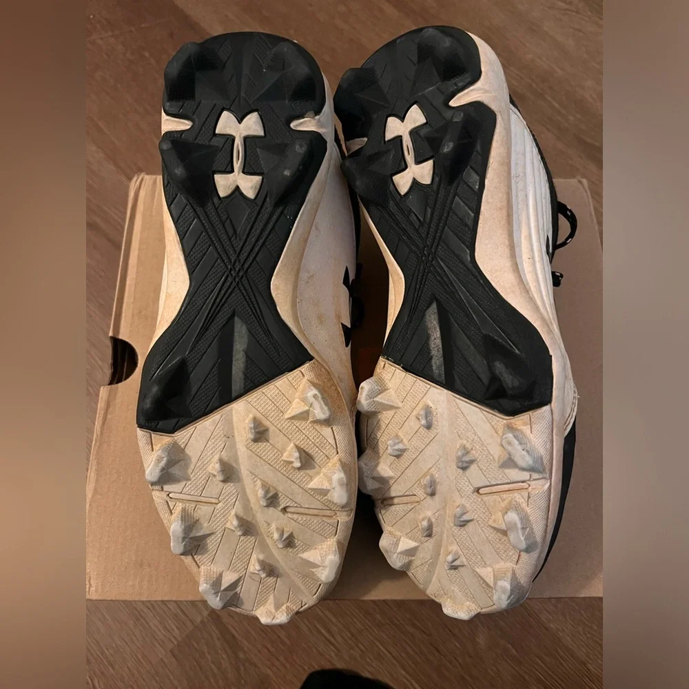 Boy’s Under Armour Baseball Cleats - Picture 5 of 6